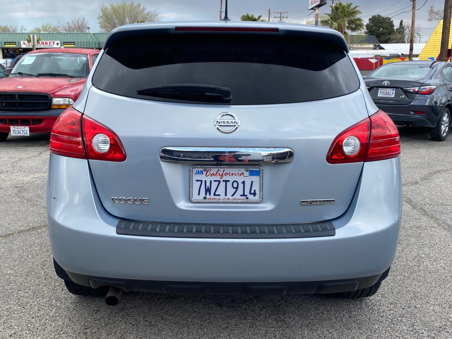 2018 /GREY Nissan Rogue SV 2WD (5N1AT2MT1JC) with an 2.5L L4 DOHC 16V engine, CVT transmission, located at 44356 Date Ave., Lancaster, CA, 93534, (661) 945-6555, 34.688919, -118.139374 - Photo#1